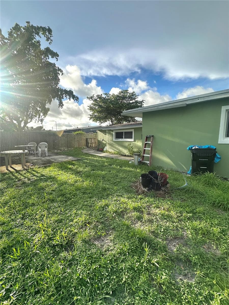 1620 NW 15th Pl photo 8