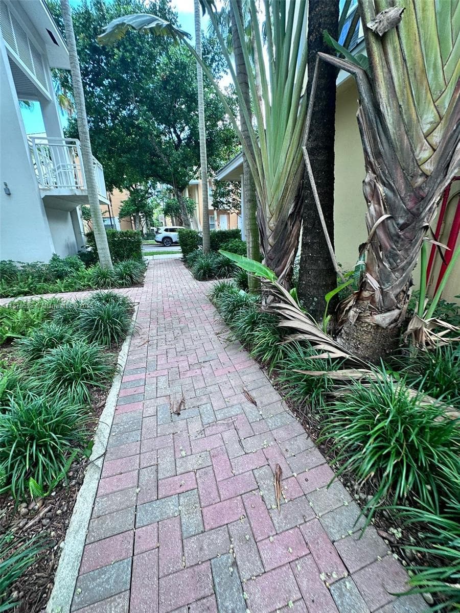 VILLAGE AT SAILBOAT BEND · #1331 in Fort Lauderdale - Photo 2