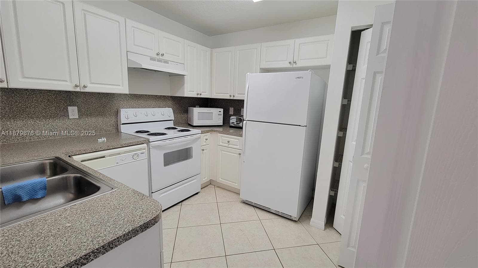 VILLAS AT HARBOR ISLES CO · #2408 in Dania Beach - Photo 6