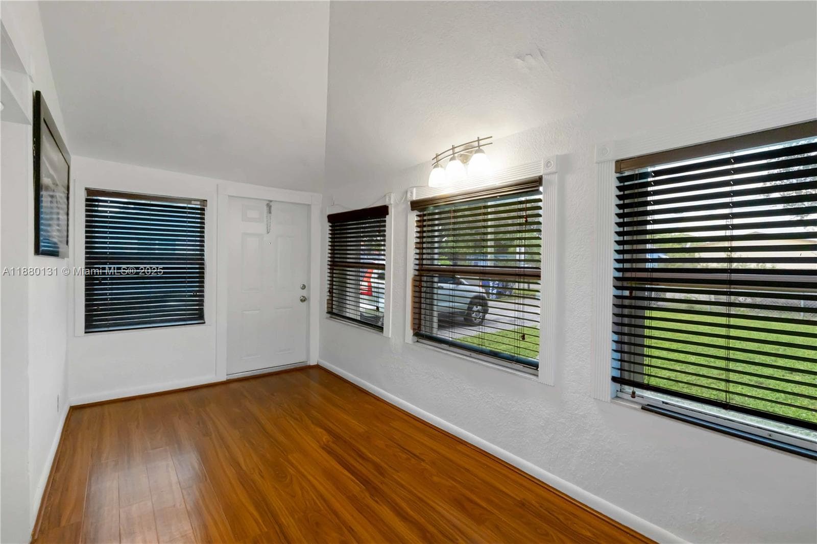 5740 Lincoln St photo 11
