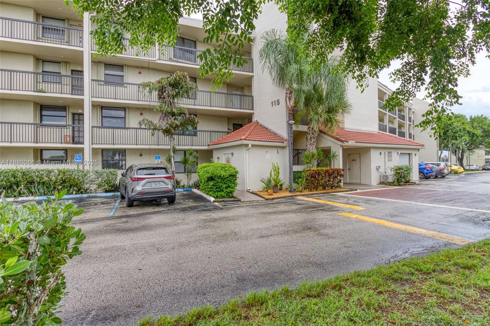 LAKE EMERALD CONDOMINIUM · #306 in Oakland Park - Photo 21