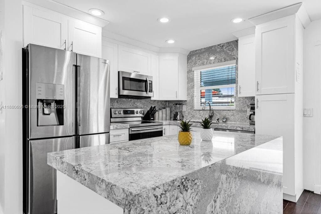 2041 SW 37th Ter photo 2