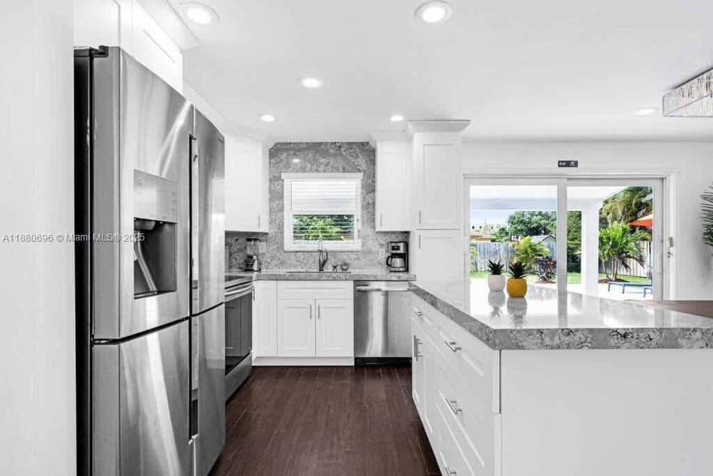 2041 SW 37th Ter photo 3