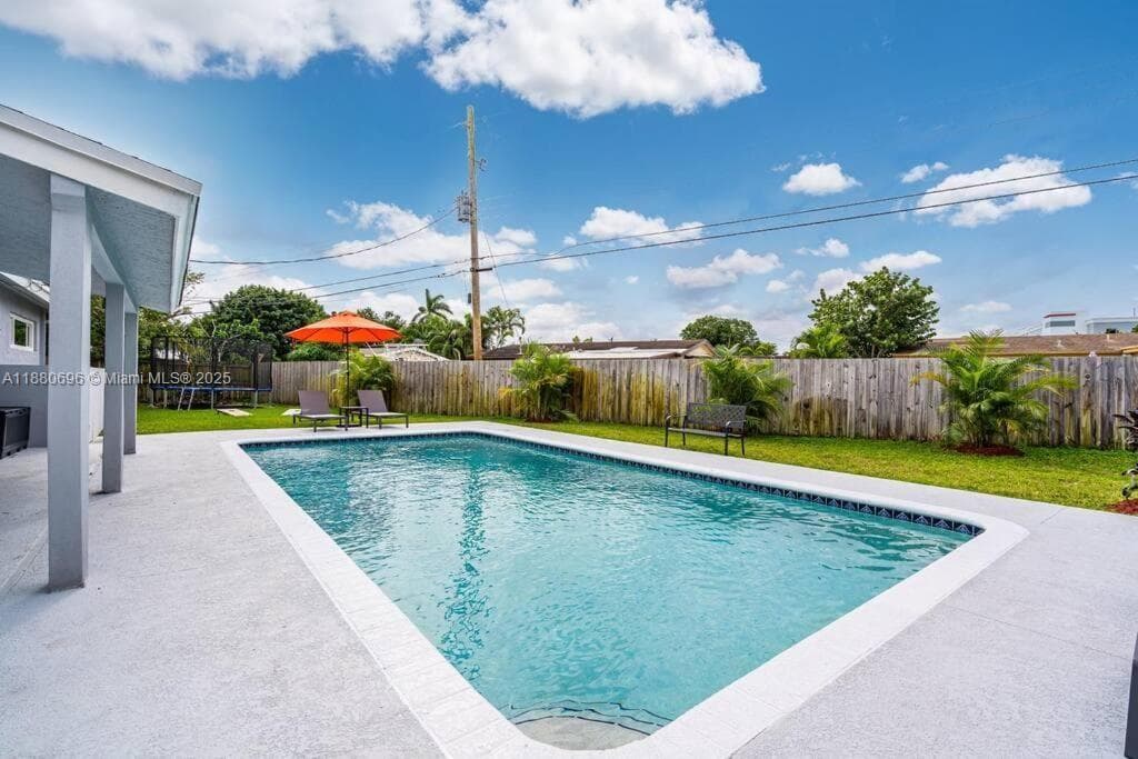 2041 SW 37th Ter photo 24