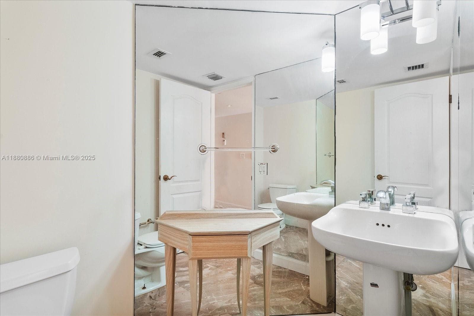 LEXCELLENCE CONDO · #2106 in Miami Beach - Photo 4