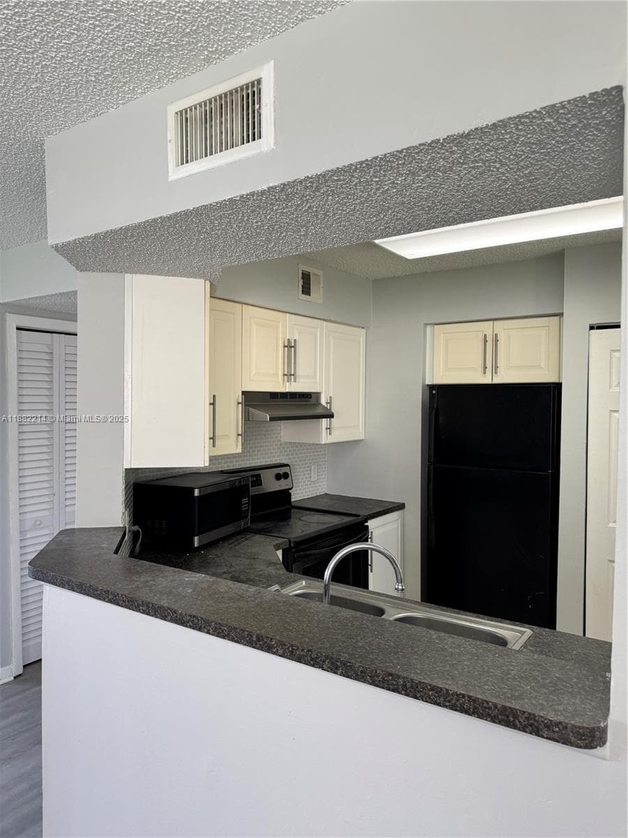SUMMER LAKE CONDO · #101 in Oakland Park - Photo 2