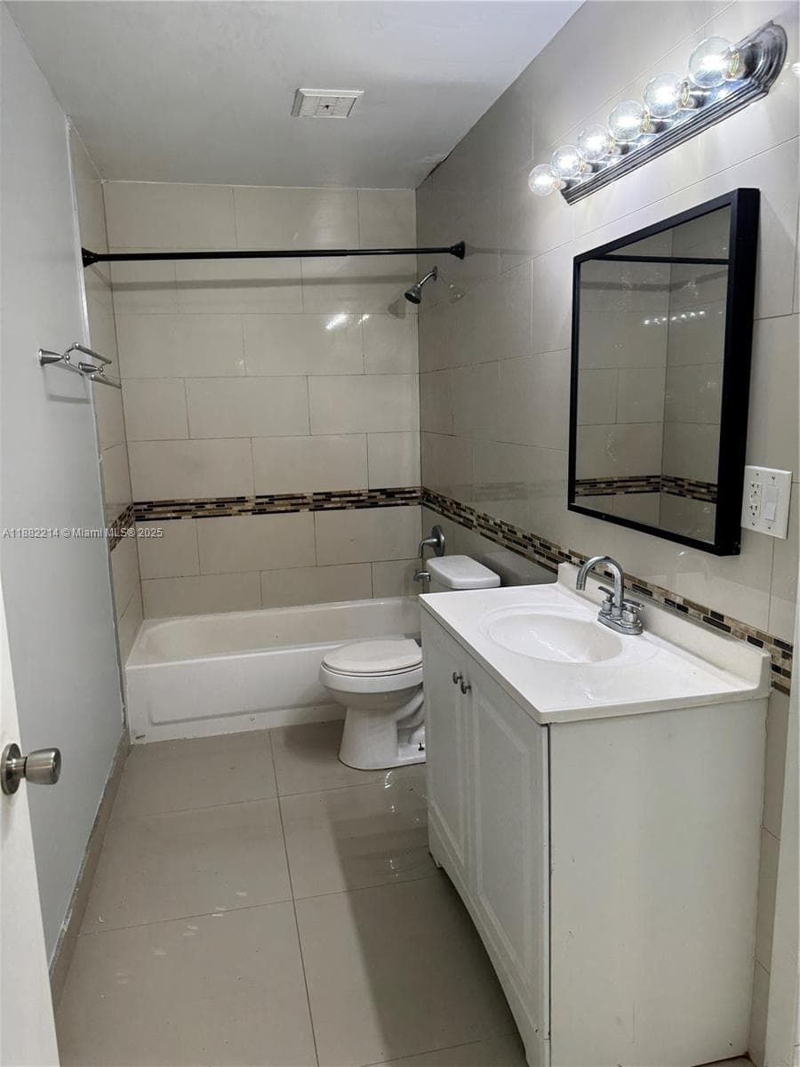 SUMMER LAKE CONDO · #101 in Oakland Park - Photo 6