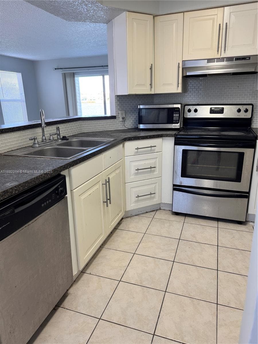SUMMER LAKE CONDO · #101 in Oakland Park - Photo 3