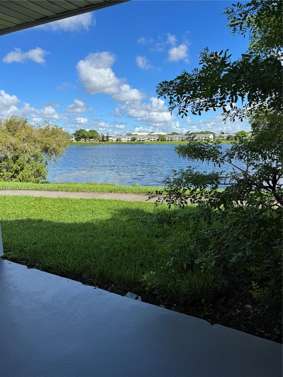 SUMMER LAKE CONDO · #101 in Oakland Park - Photo 1