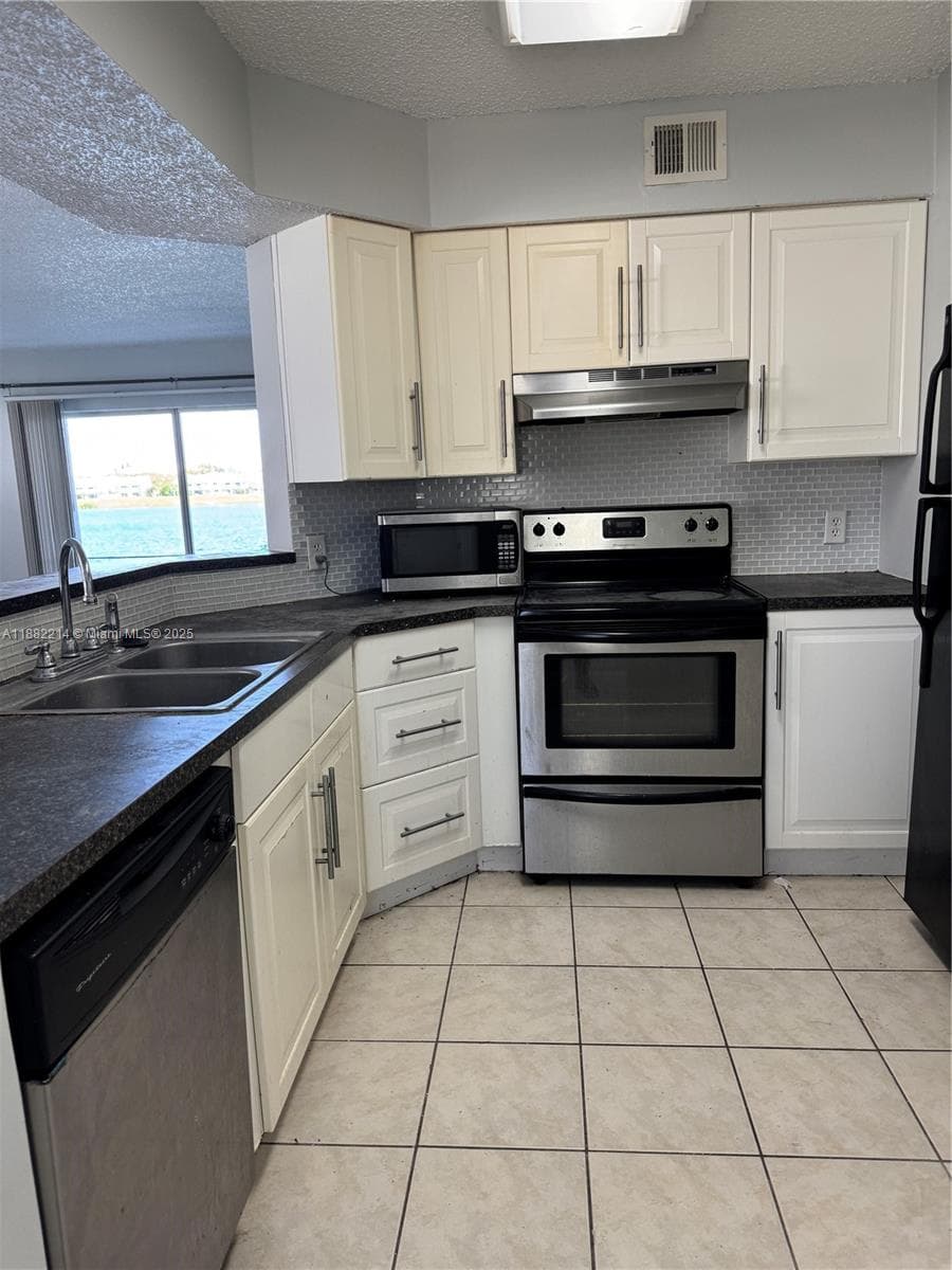 SUMMER LAKE CONDO · #101 in Oakland Park - Photo 5