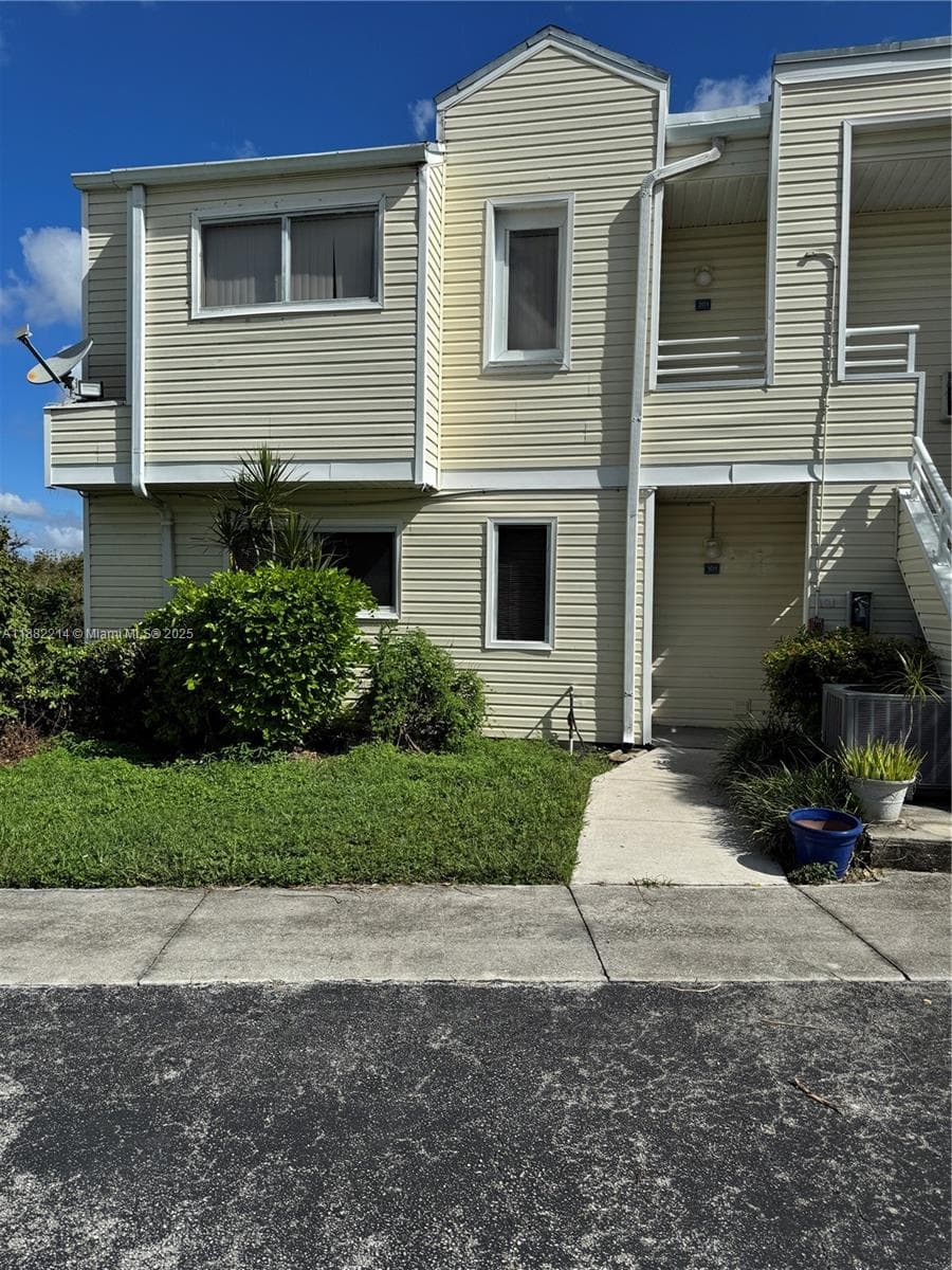 SUMMER LAKE CONDO · #101 in Oakland Park - Photo 24