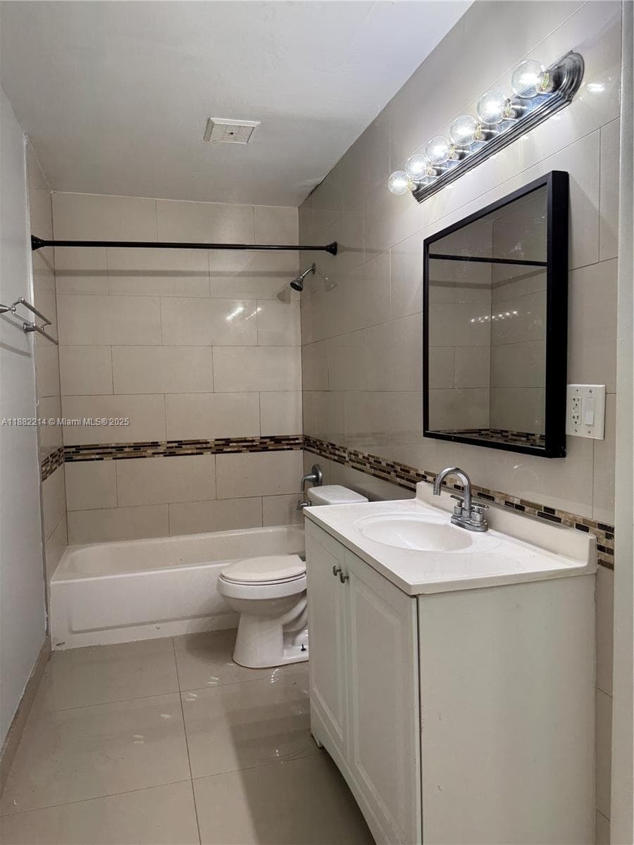 SUMMER LAKE CONDO · #101 in Oakland Park - Photo 8