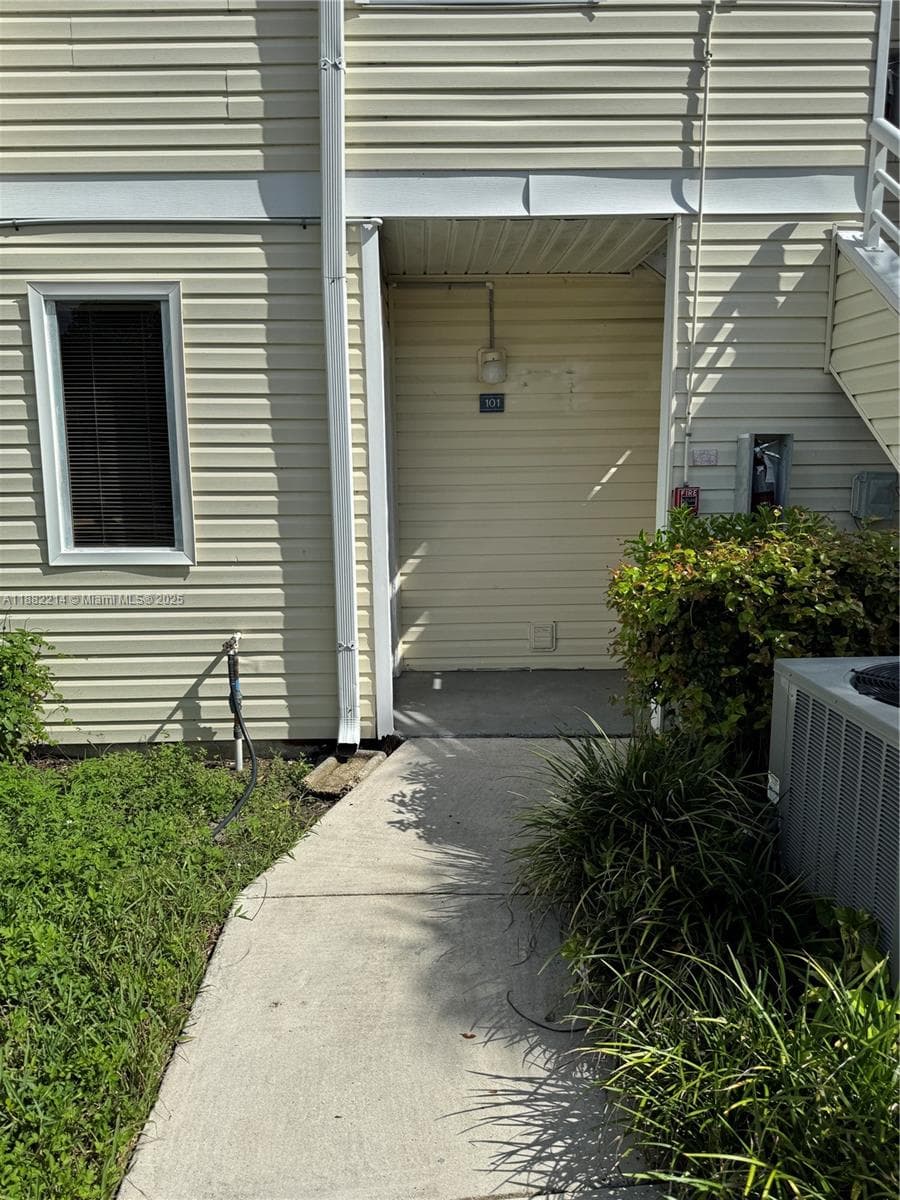 SUMMER LAKE CONDO · #101 in Oakland Park - Photo 25