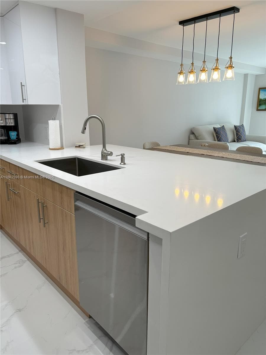 ARLEN BEACH CONDO · #1203 in Miami Beach - Photo 5