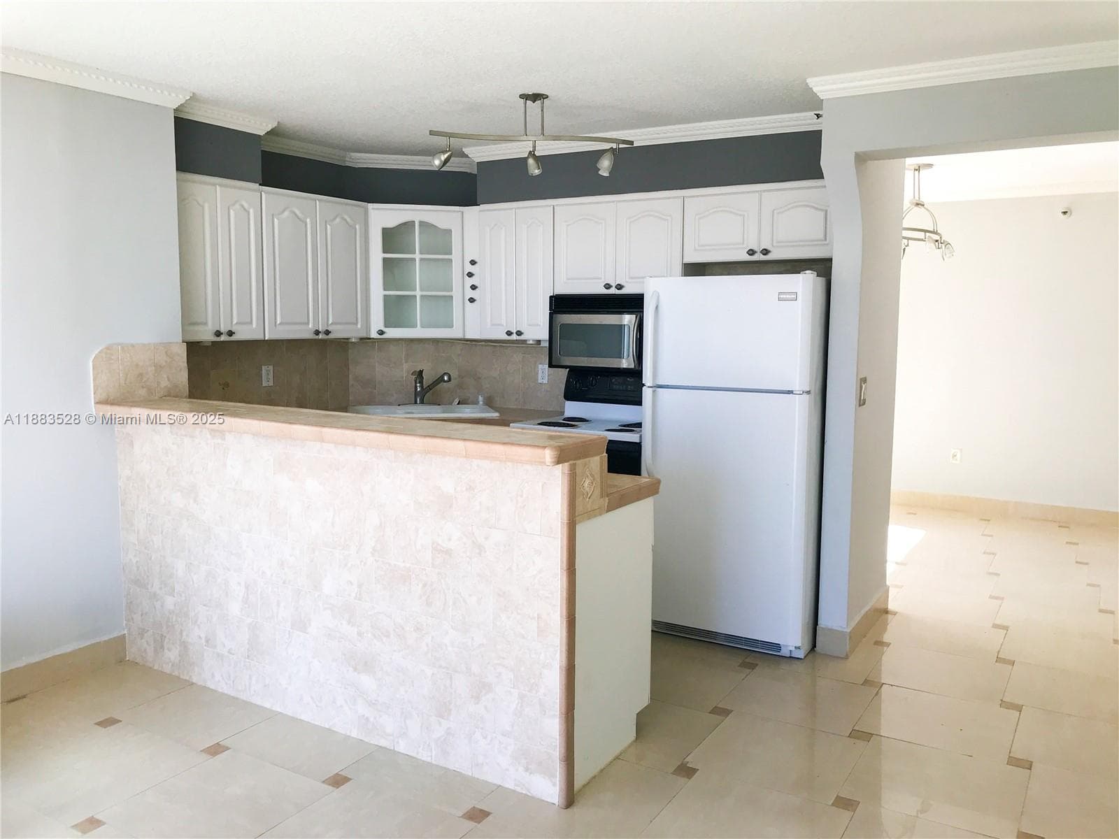 CAPOMAR CONDO · #406 in Miami Beach - Photo 5