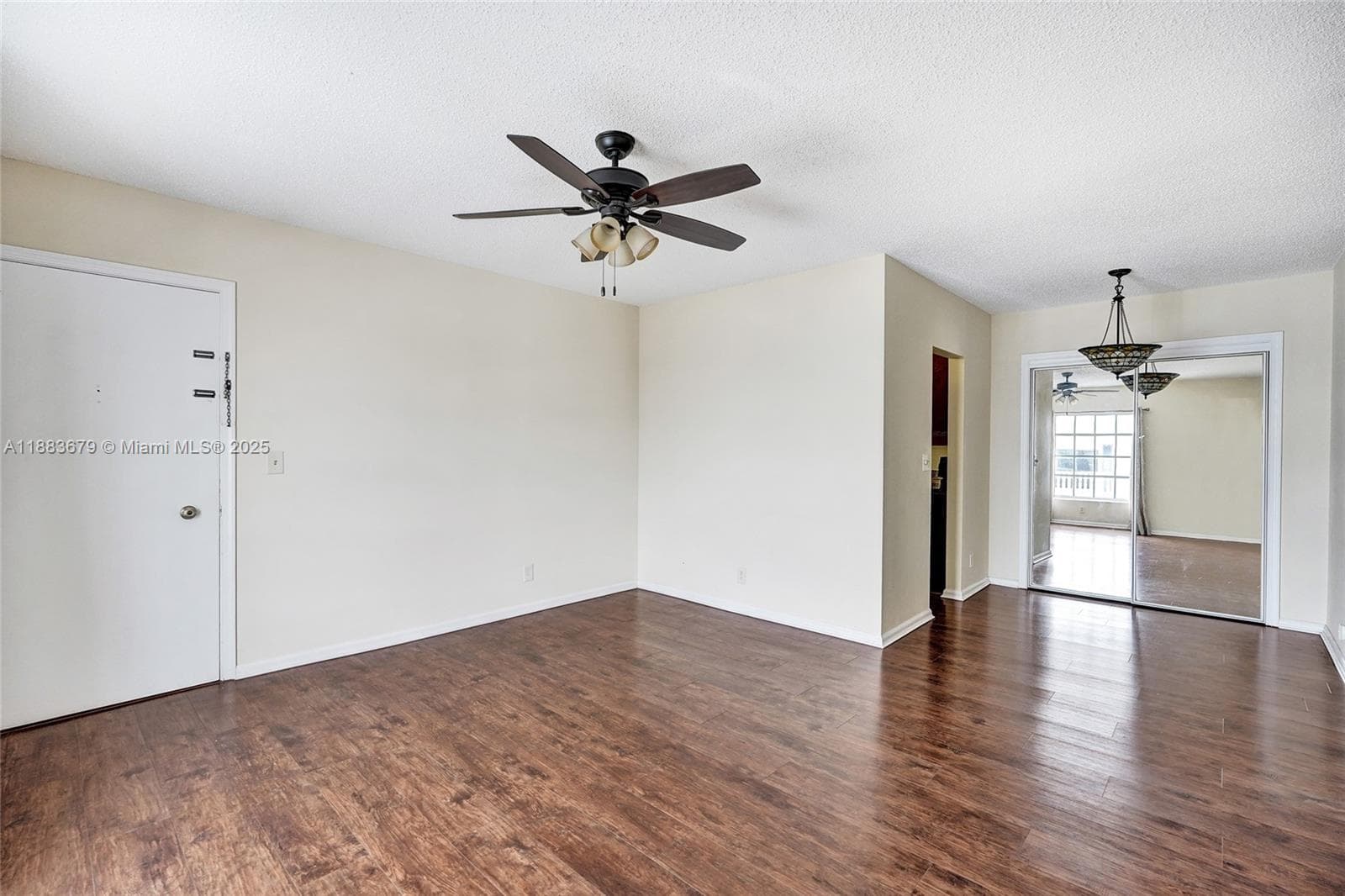 Living room/dining area