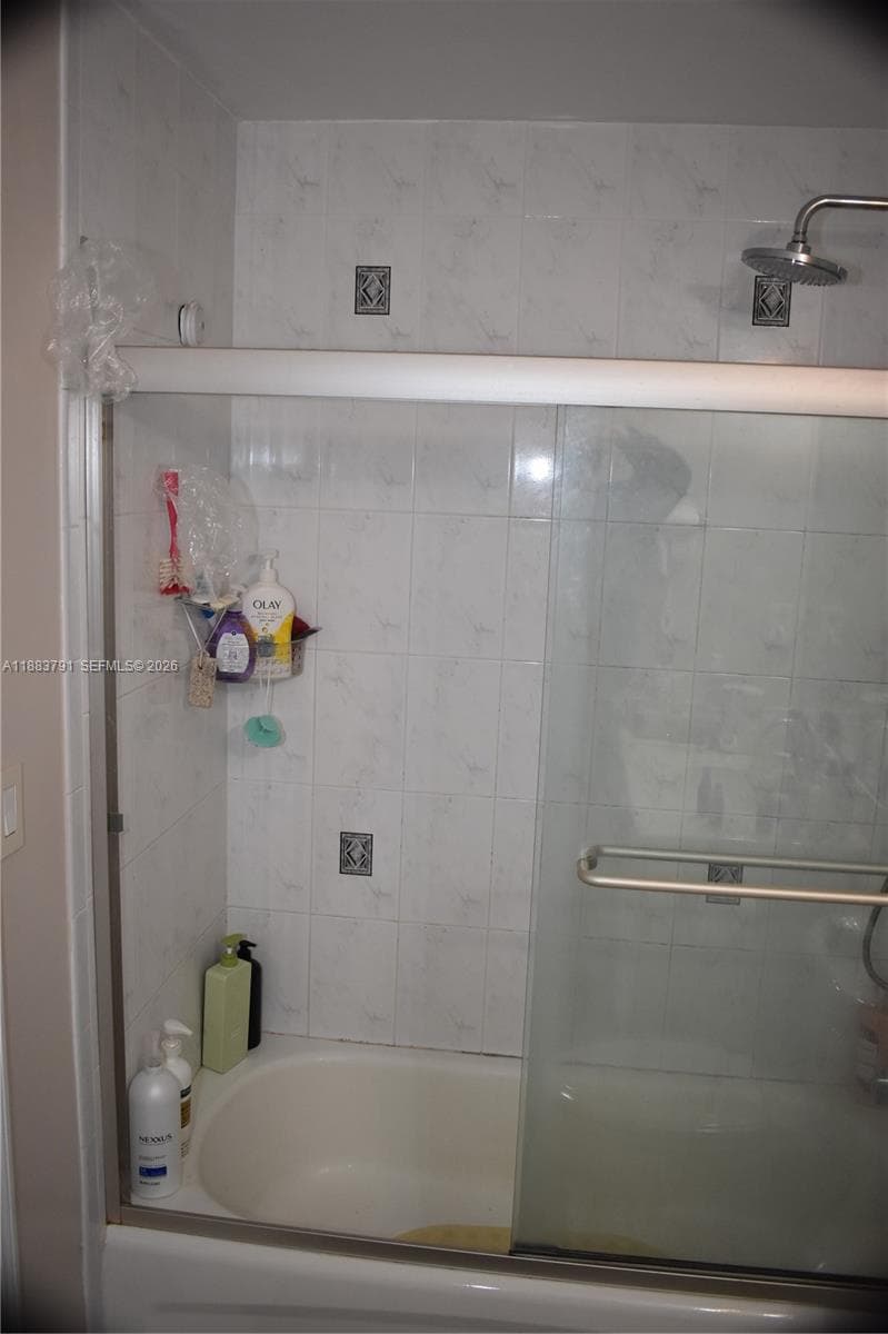 Bathroom 2 / Tub / Shower