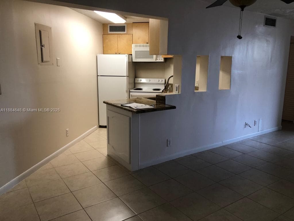 Lake Pointe Condo · #103 in Oakland Park - Photo 2
