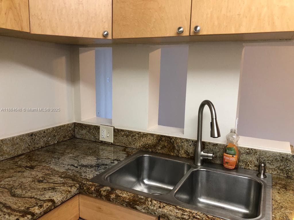 Lake Pointe Condo · #103 in Oakland Park - Photo 3