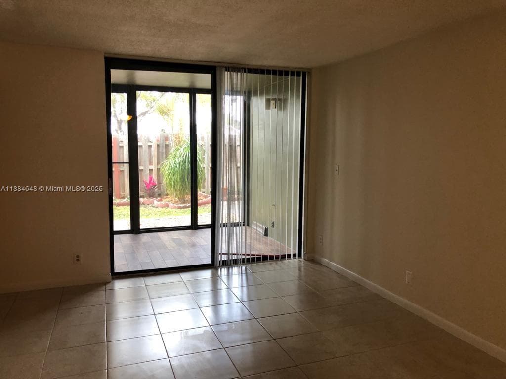 Lake Pointe Condo · #103 in Oakland Park - Photo 4