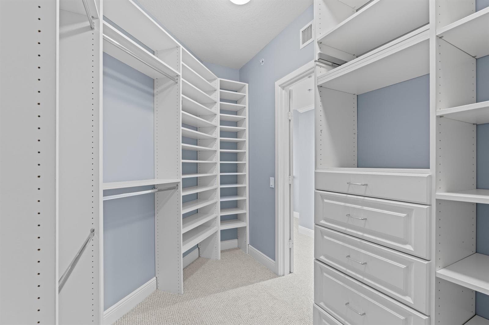 walk-in-closet