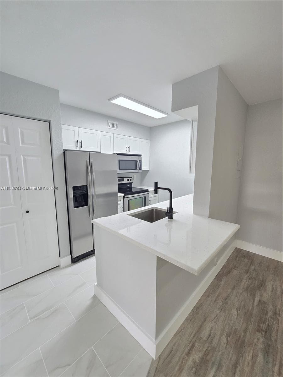 LAKEVIEW CLUB CONDO · #108 in Oakland Park - Photo 4