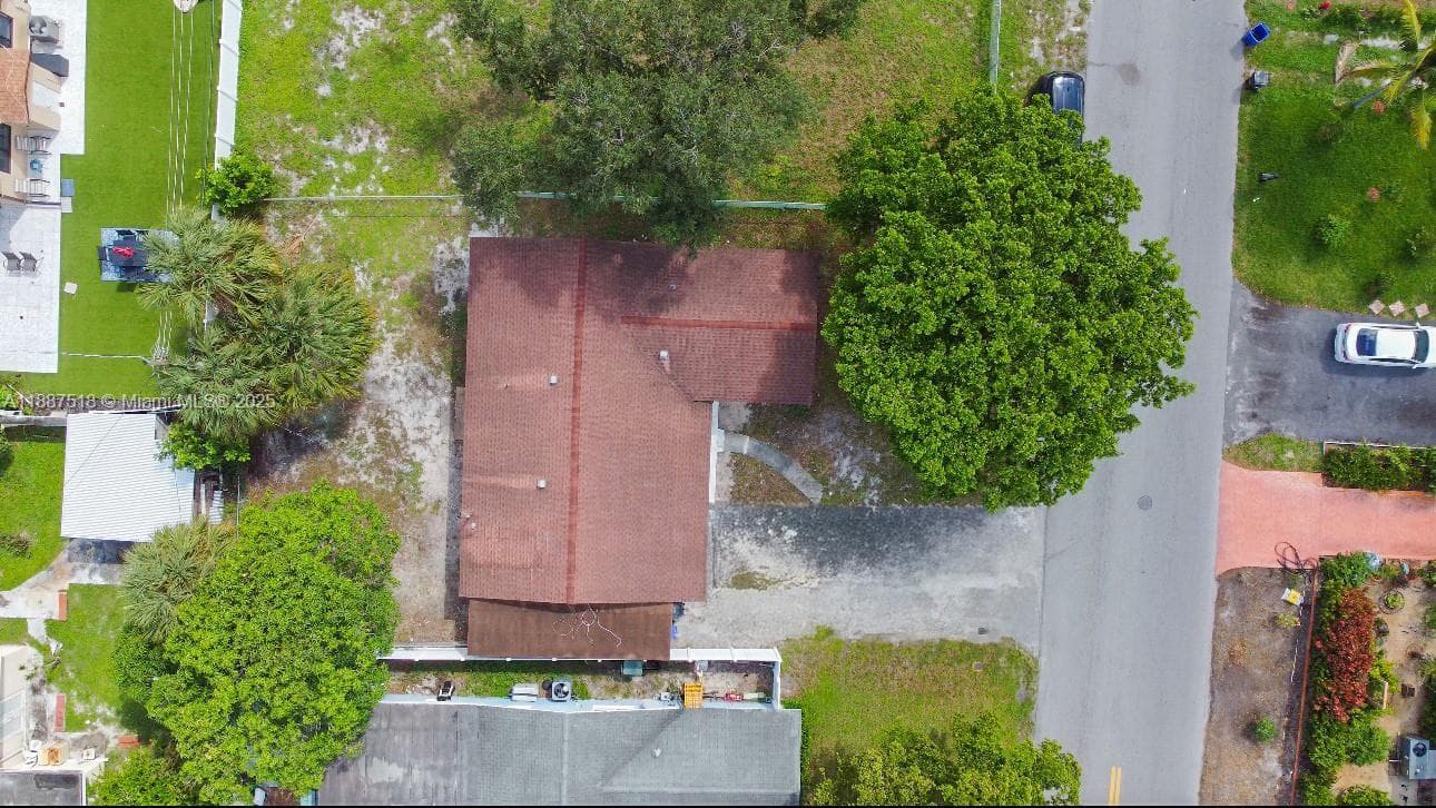 1640 NW 27th Ave photo 9