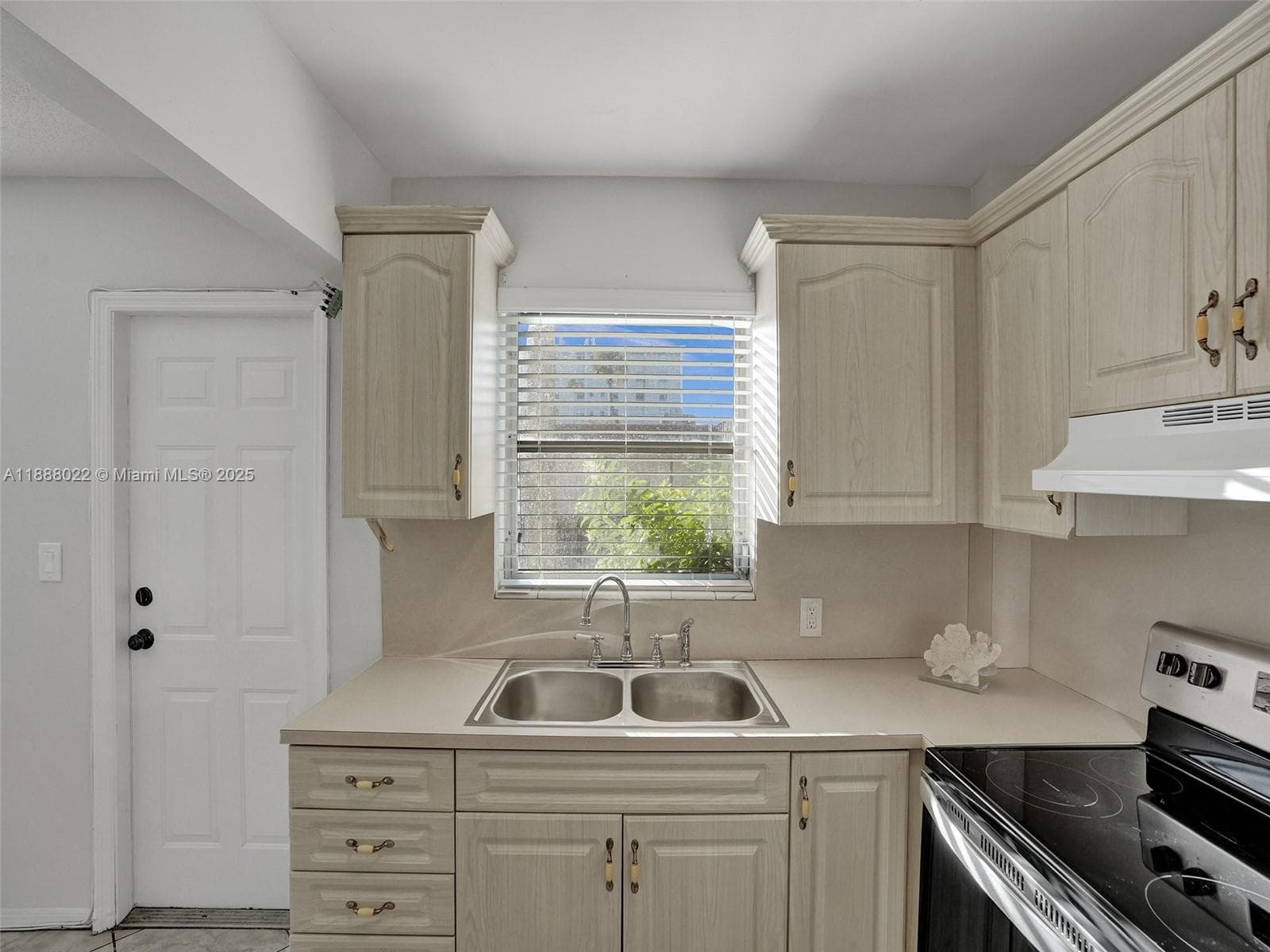 VENETIAN CONDO · #7 in Hollywood - Photo 17