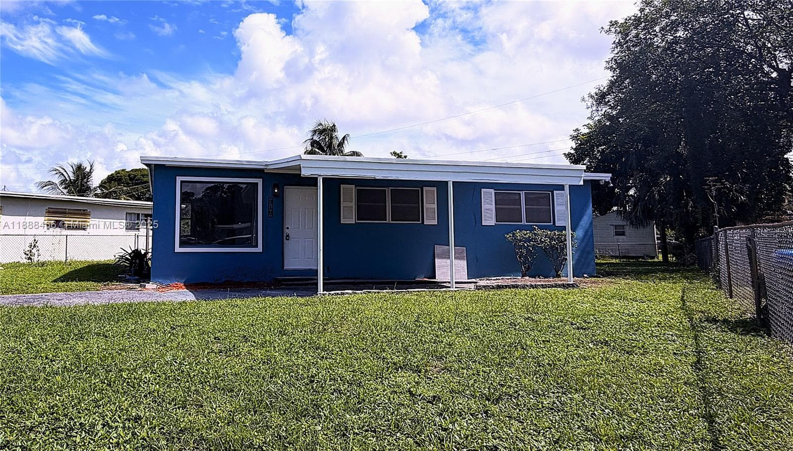 318 NW 30th Ter photo 3