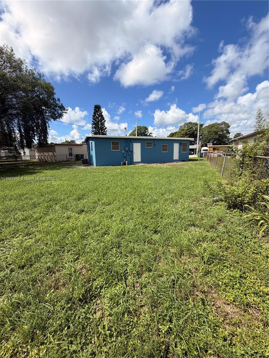 318 NW 30th Ter photo 10
