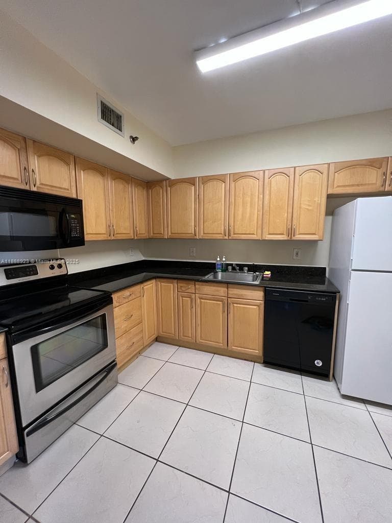 HILLCREST EAST NO 19 COND · #409 in Hollywood - Photo 11