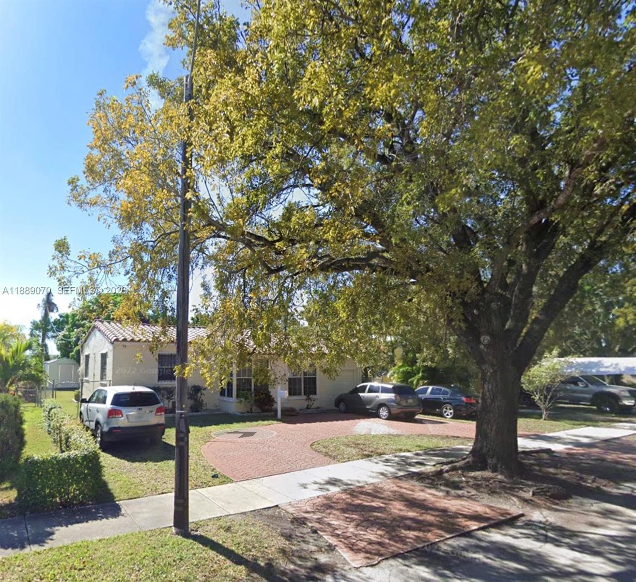 1852 Fletcher St photo 3