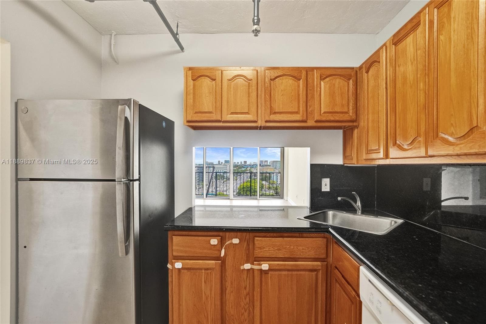 GREENWICH PH I CONDO · #A1213 in North Miami - Photo 32