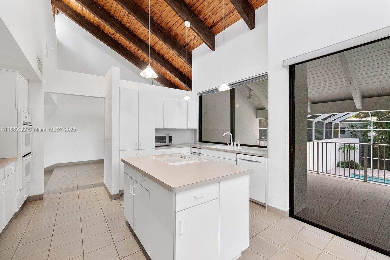 7605 SW 160th Ter photo 6