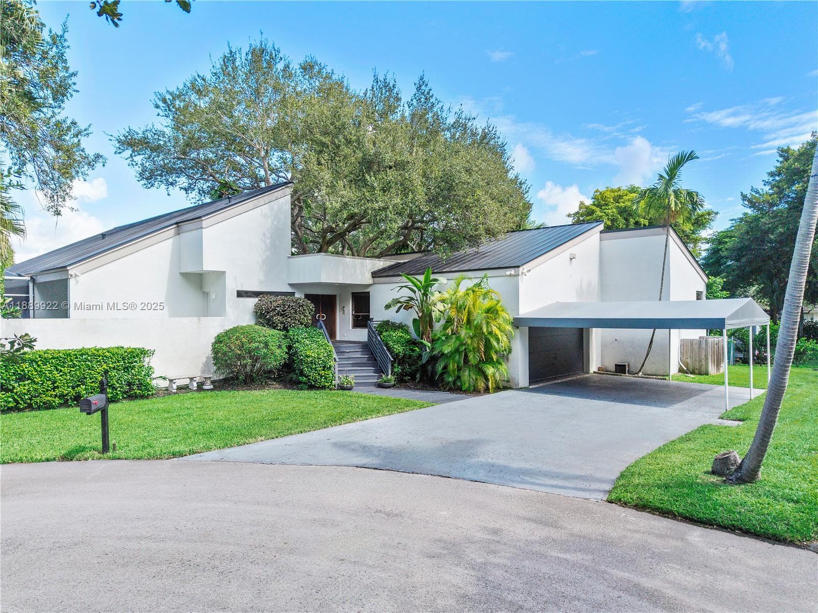 7605 SW 160th Ter photo 1