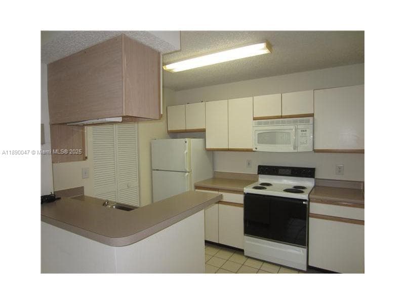 WINDWARD LAKES CONDO · #C203 in Pompano Beach - Photo 2