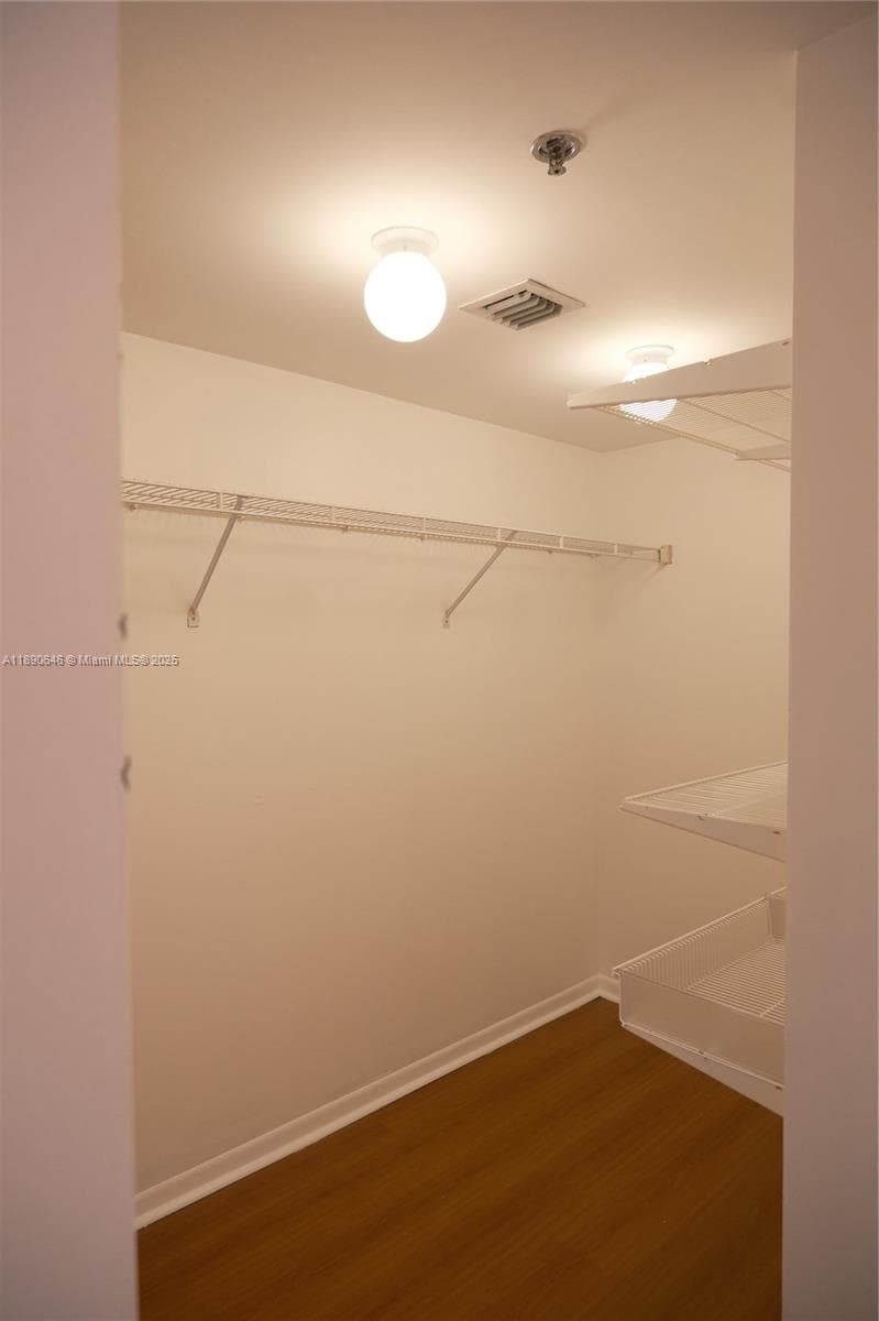 Walk-in closet 2/2