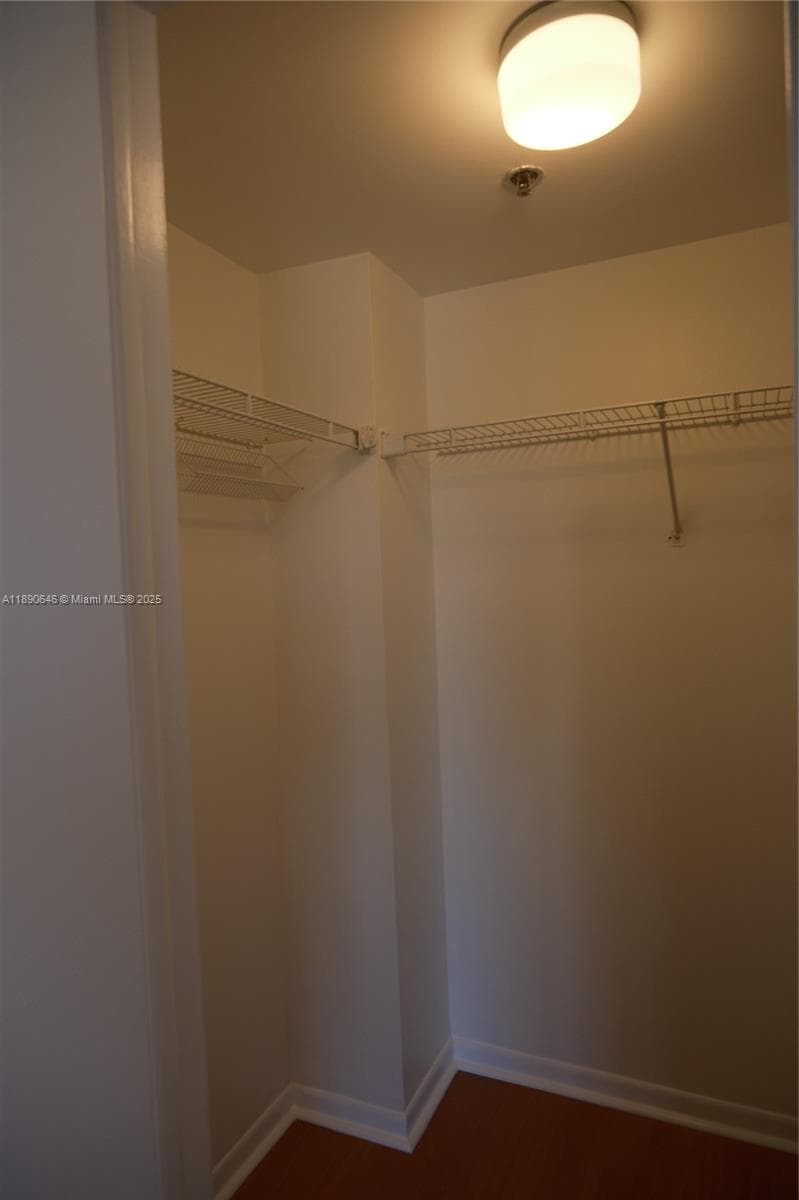 Walk-in Closet 1/2