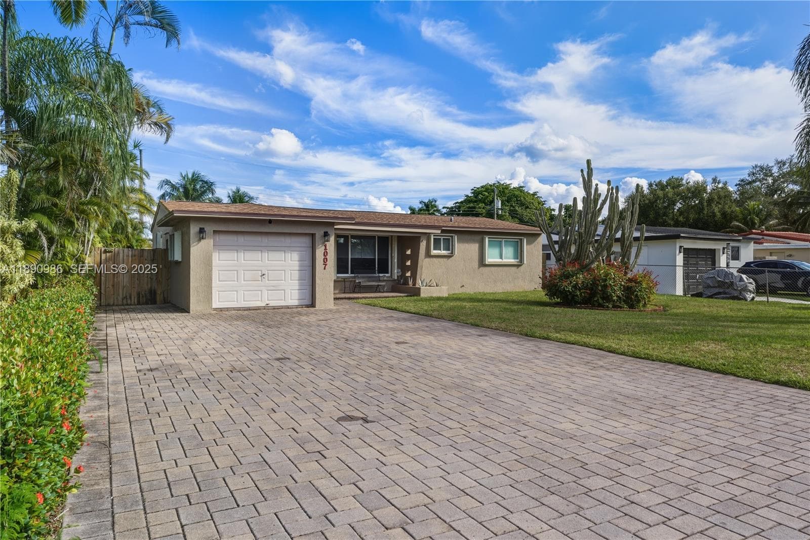 1007 N Golf Dr photo 2