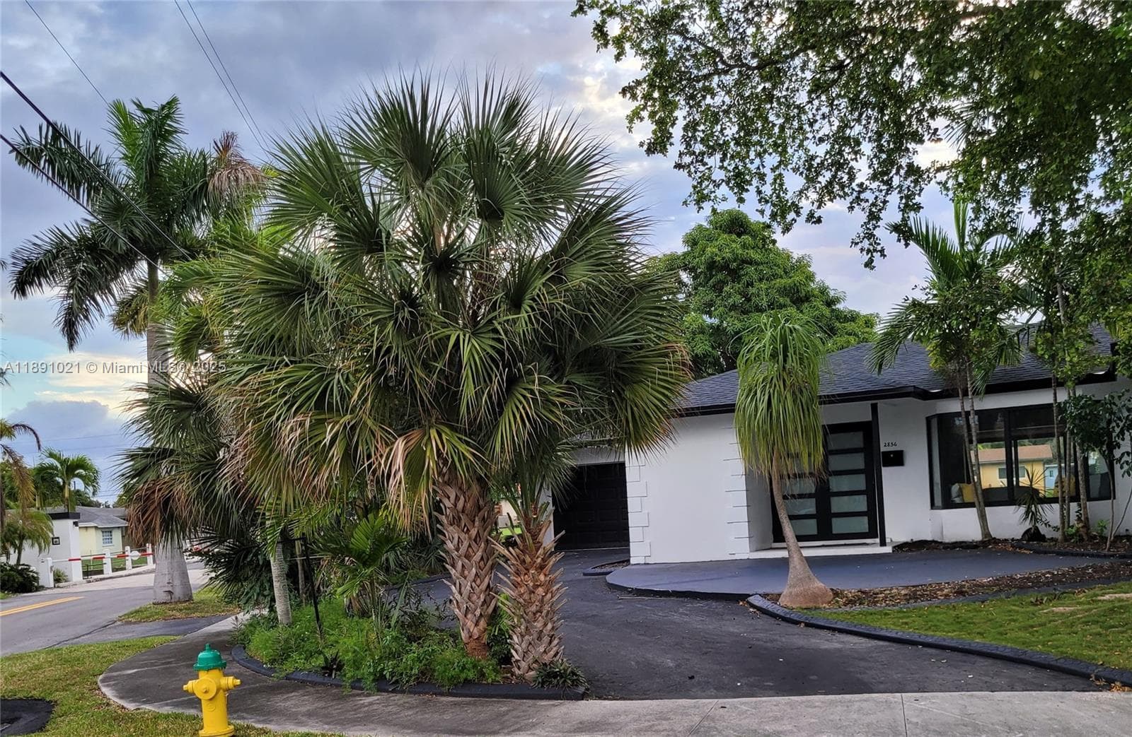 2856 NW 10th Ave photo 2