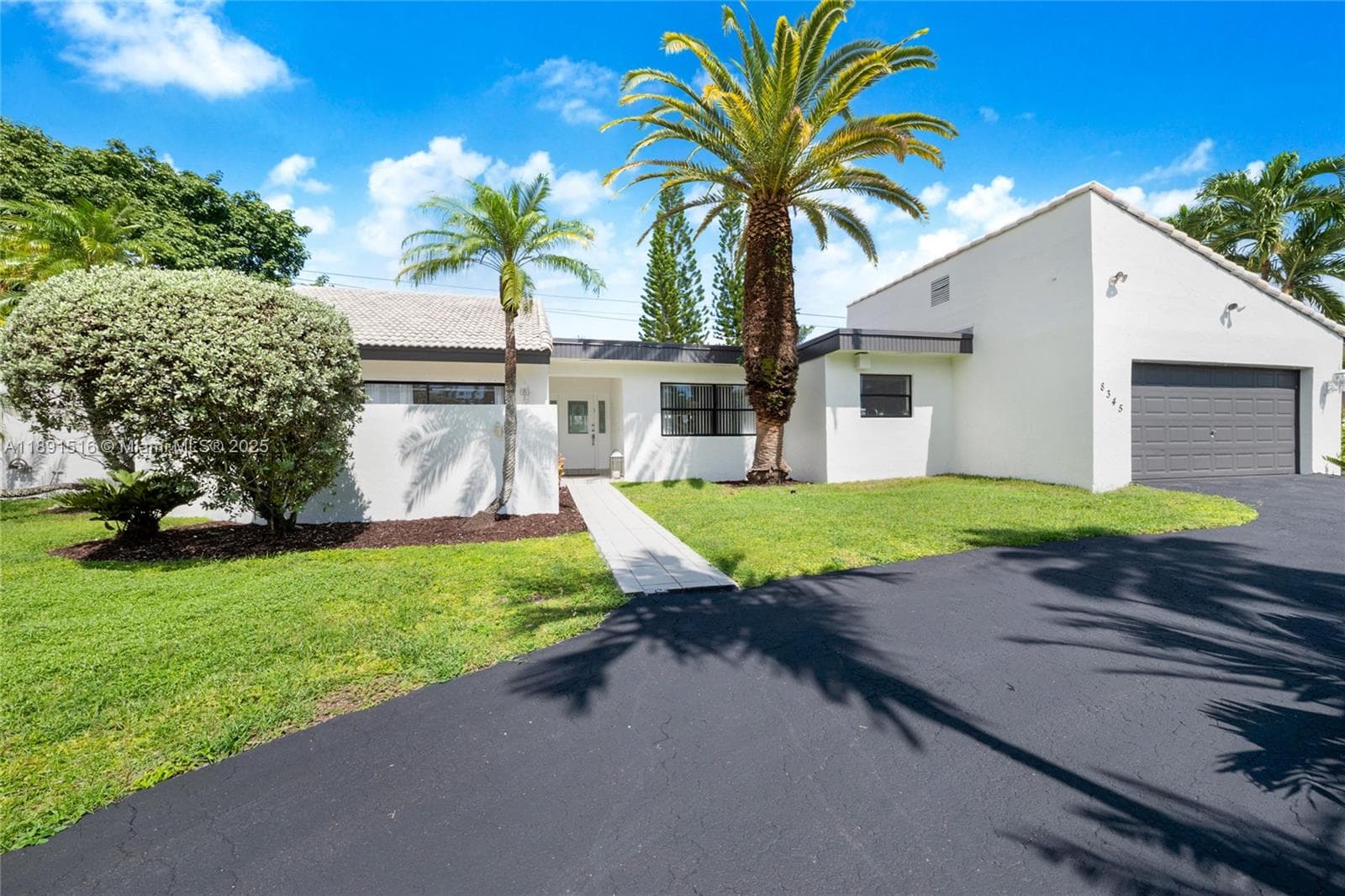 Bright 4BR, 2.5BA home on Palmetto Bay cul-de-sac, double garage, sapace for your boat or RV and so much more.