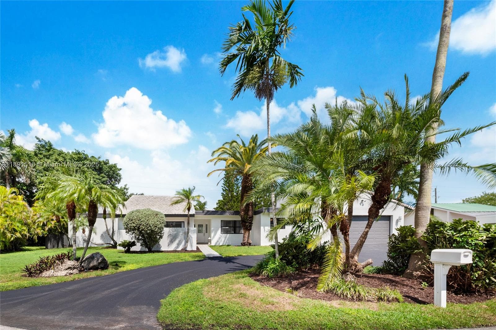 Bright 4BR, 2.5BA home on Palmetto Bay. Double car garage