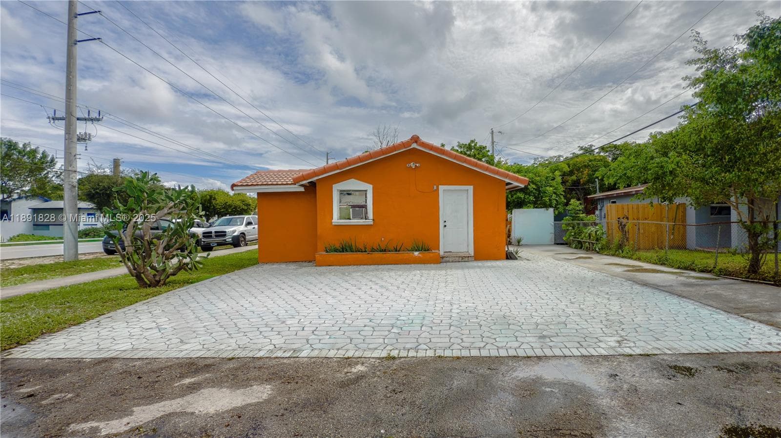 2112 NW 5th St photo 2