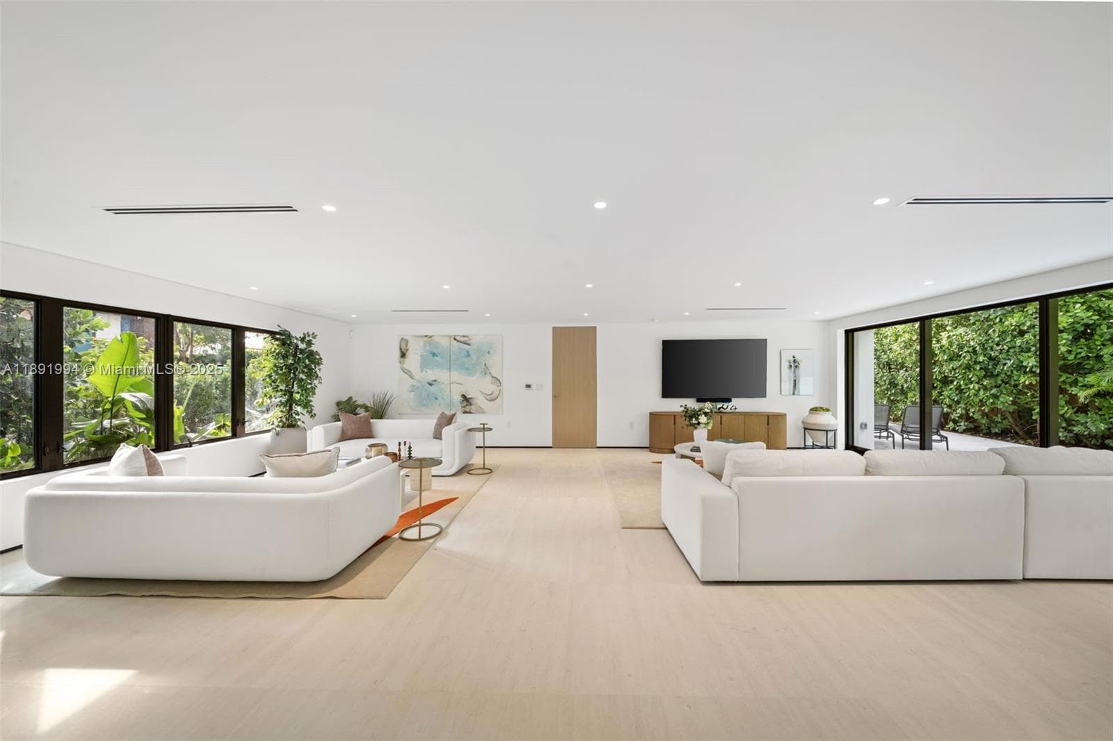 222 E Rivo Alto Dr photo 3