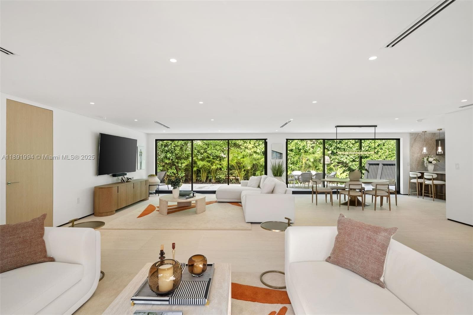 222 E Rivo Alto Dr photo 5