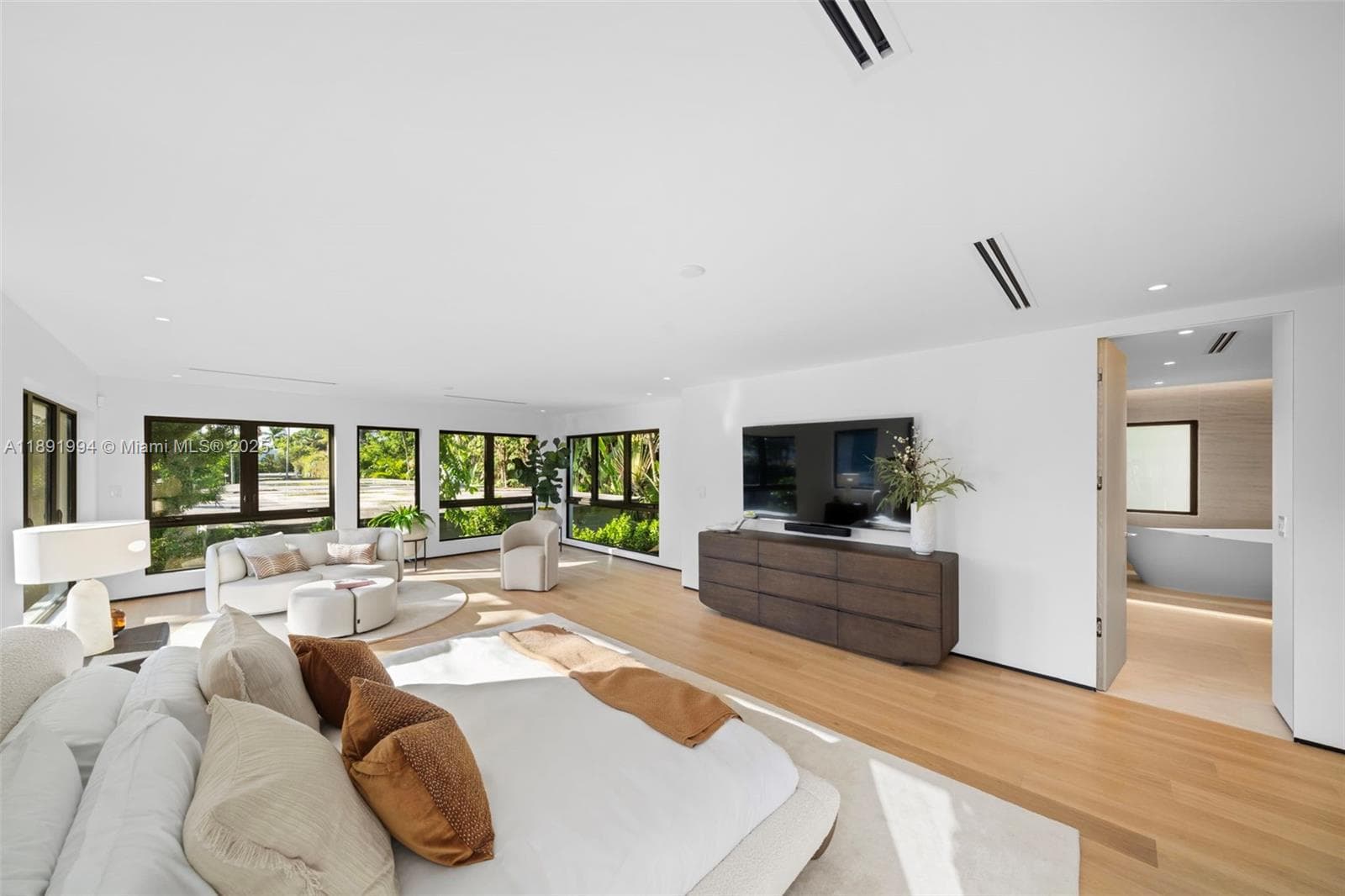 222 E Rivo Alto Dr photo 18