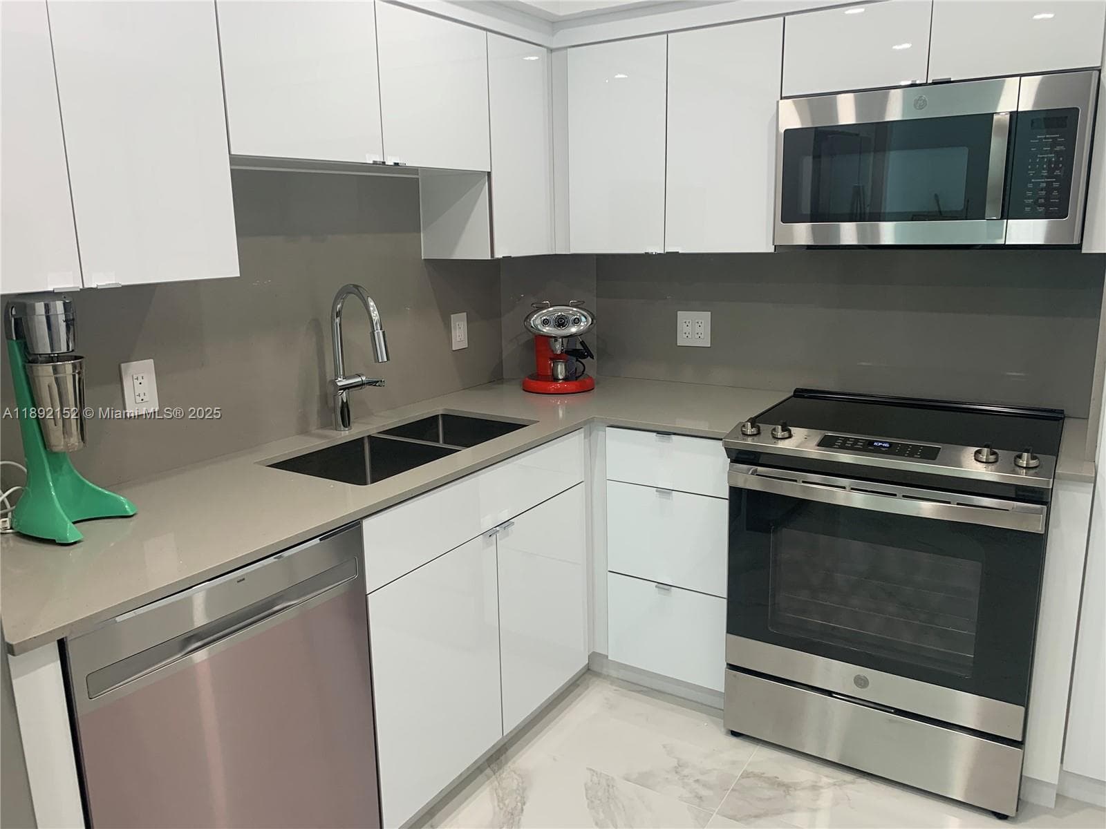 5005 Collins Ave photo 3