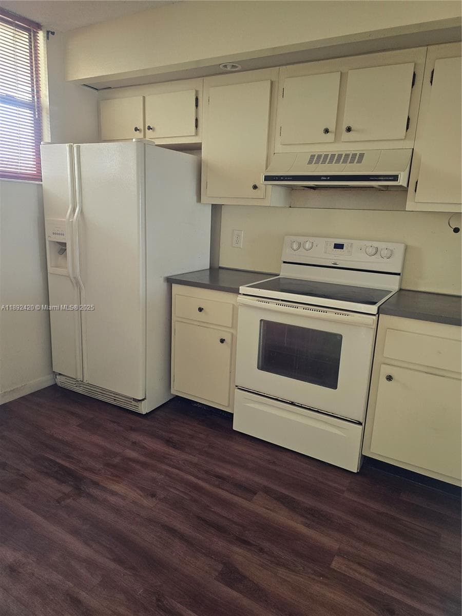 Lake Emerald · #404 in Oakland Park - Photo 3