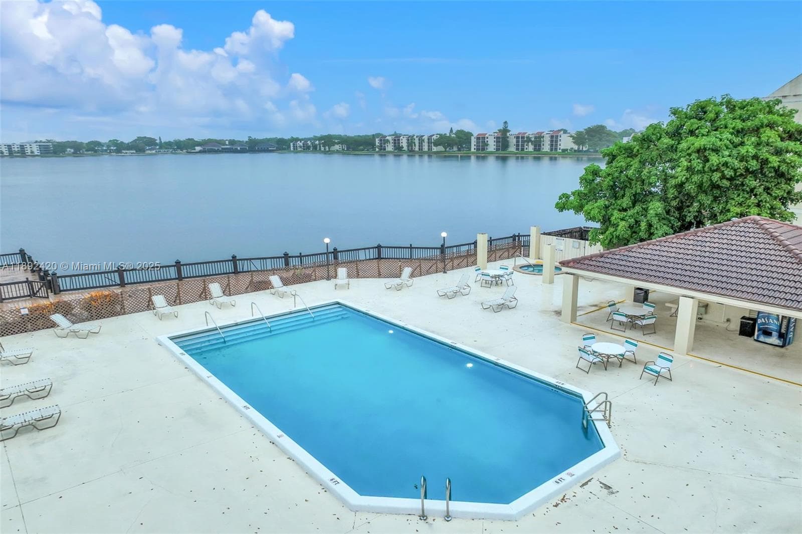 Lake Emerald · #404 in Oakland Park - Photo 9