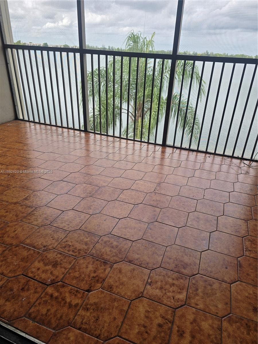 Lake Emerald · #404 in Oakland Park - Photo 8
